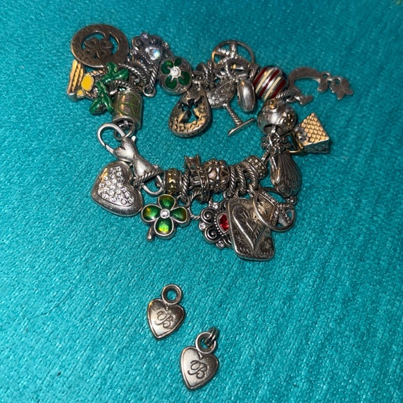 Vintage Brighton Charm bracelet with tin. 26 charms. 7.5 inches. - Picture 14 of 16